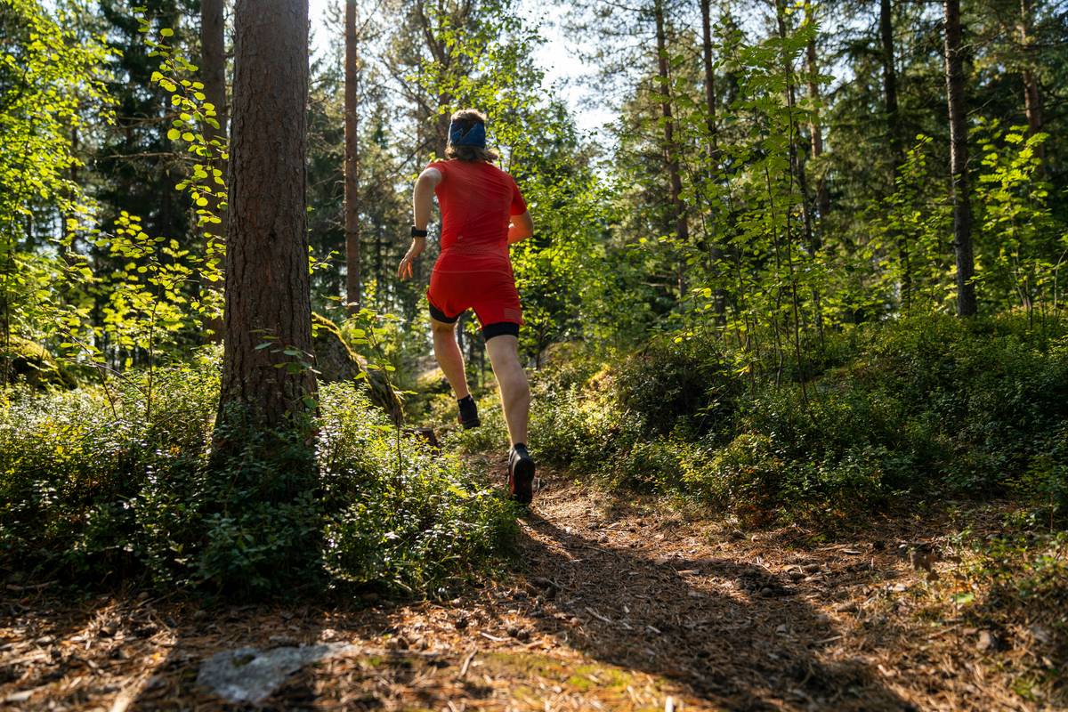 Before-and-after chart showing Maya's reduced shin pain and increased trail endurance over 8 weeks with outdoor training guidelines